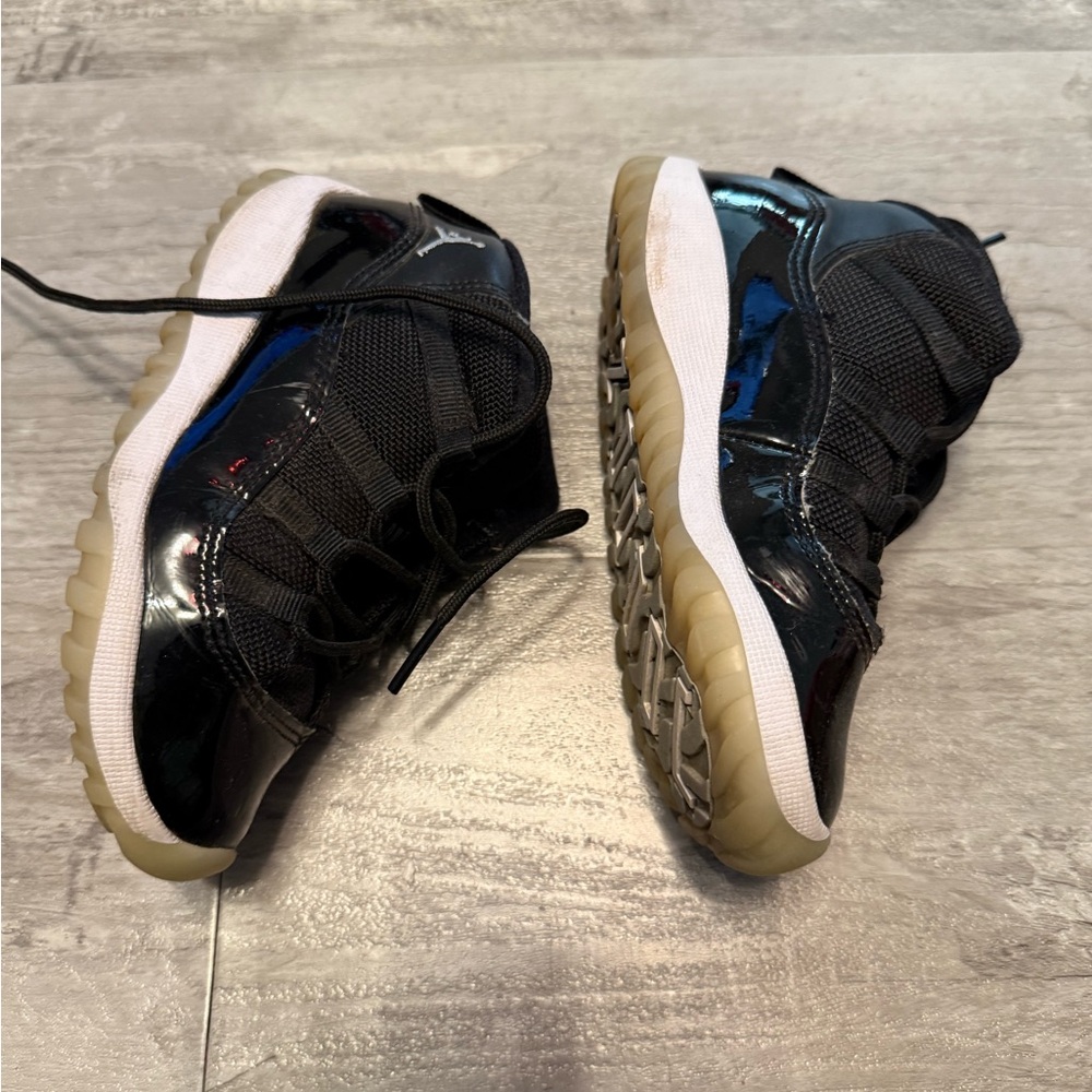 Jordan Kids Black and White Sneakers - Picture 4 of 6